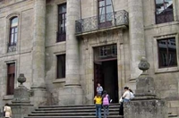 Entrada á Facultade, en Compostela