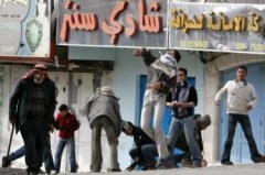 Palestinos lanzan pedras a soldados israelís