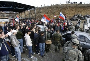 Soldados estadounidenses da KFOR nun dos pasos fronteirizos entre Cosova e Serbia