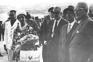 O ditador Francisco Franco, a súa muller Carmen Polo e (á dereita desta) o gobernador de Ourense, José María Quiroga inaugurando o encoro / Foto: 'O Sil'