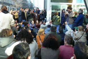Os manifestantes concetráronse diante da delegación provincial / Foto: Zélia Garcia