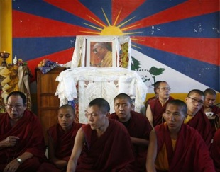 O Dalai Lama (na foto de arriba) ten unha gran influencia en toda a comunidade tibetatna