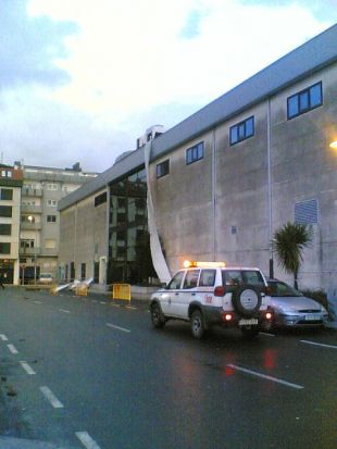 O temporal causou danos no centro comercial 'Finisterrae' de Cee / Foto: Alberto Castro