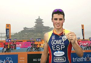 Gómez Noya coa medalla de ouro gañada na BG Copa do Mundo de Beixín