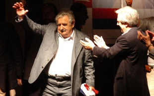 Mújica recibe a felicitación do seu antecesor, Tabaré Vázquez
