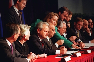 Sinatura dos Acordos de Dayton, o 14 de Nadal de 1995, en Paris