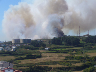 O barrio de Penamoa ardendo. Flickr: marseoane