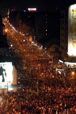 Unhas 250.000 persoas secundaron a marcha en contra da independencia de Cosova