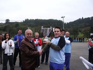 Fram Folgueira , o gran protagonista do internacional, recolle de mans de Bernabé Peña, a Copa Cantábrica de Billarda