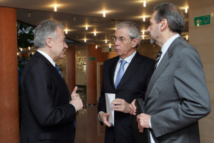 Fernández Antonio, á dereita, con Touriño e Méndez Romeu á entrada do Consello / Ana Varela