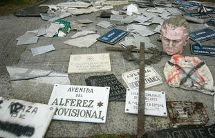 Nós-UP deitou o pasado mes de xuño diante da Xunta ducias de símbolos da ditadura que retiraron das rúas galegas
