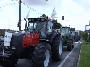 Segundo os sindicatos, neste luns mobilizáronse un total de tres milleiros de tractores / Imaxe: SLG
