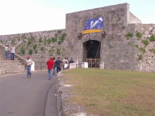 Entrada ao fortín de La Cabaña, sede da Feira do Libro