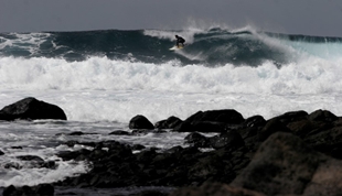 O vigués Kiko Campos facendo surf en La Santa (Lanzarote) / Foto: SurfGZ.com