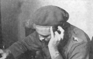 Imaxe de Fidel Castro ao teléfono durante un dos bombardeos das tropas invasoras