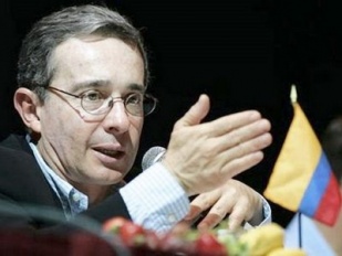 Álvaro Uribe quere levar a Chavez ao TPI