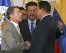 Histórico apertón de mans entre Uribe e Chávez, en presenza de Fernández