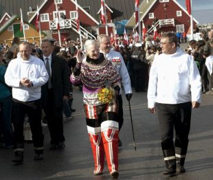 A raíña Margrethe II, con traxe tradicional grenlandés, acudiu ao acto