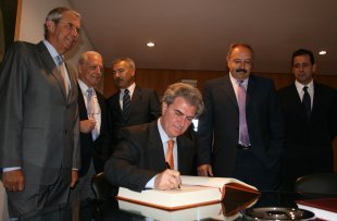 Molina, asinando no libro de honra do CCG
