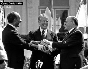 Un dos primeiros encontros para a paz en Oriente Medio organizados en EUA (Begin, Israel; Carter, EUA; e Sadat, Exipto)