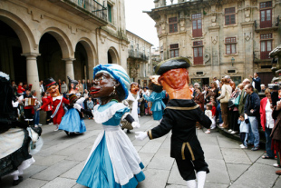 Os xigantes son unha tradici&oacute;n moi popular en todo o pa&iacute;s. Na foto, un desfile en Compostela