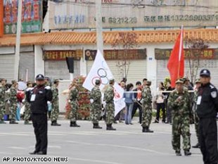O facho pasou por Lhasa protexido polo exército chinés
