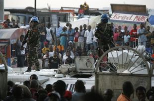 Soldados controlan o reparto de axuda humanitaria en Port-au-Prince