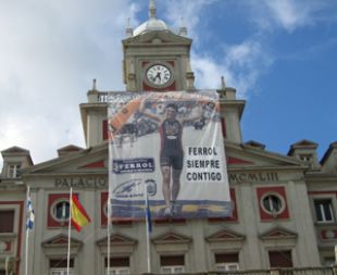 No Concello de Ferrol penduraron unha faixa de apoio a Gómez Noya