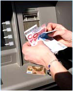 Entre tarxetas, contas e transferencias, os bancos ingresan mensualmente máis de 1.300 millóns de euros