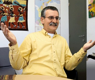 Vicenç Fisas, director da Escola de Cultura de Pau, presentou os anuarios