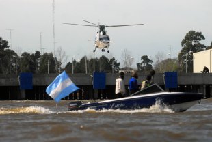 O presidente de Uruguai retírase logo de inaugurar en Nueva Palmira a terminal portuaria que utilizará Botnia diante da manifestación / Foto: TELAM