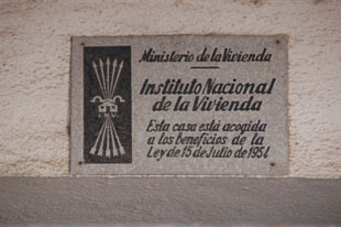 Placa franquista en Santiago de Compostela.