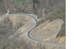 Imaxe do tramo a Pedrafita. Como consecuencia da falta de muros, as curvas que se meten na ladeira teñen un radio menor que o proxectado.