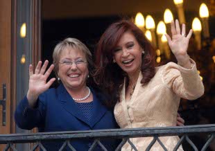 A presidenta de Chile, Michelle Bachelet, e a mandataria electa da Arxentina, Cristina Fernández, saúdan o público dende un balcón do Palacio da Moeda. / Foto: Daniel Luna/