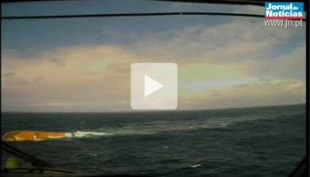 Imaxe do barco case totalmente afundido, tomada dende o helicóptero portugués (vídeo do Jornal de Notícias)