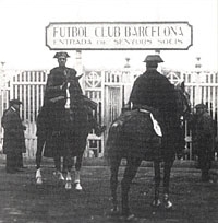 A garda civil entrando en l'Escorts, antigo campo do equipo (En agosto de 1936 mataron o presidente do Barça, Josep Sunyol)