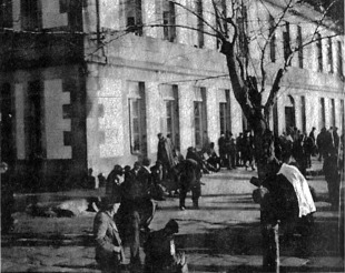 Presos fronte a un pavillón da prisión da Illa de San Simón / Imaxe: Ano da Memoria