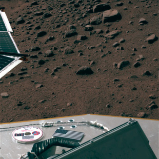 No canto inferior esquerdo da fotografía, o DVD, en Marte / NASA