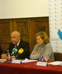 O presidente da FGB, Francisco Martín, e a directora xeral para o deporte, Marta Souto, durante o acto