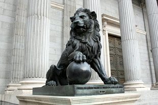 Unha das estatuas con forma de león situadas á entrada do Congreso dos Deputados, en Madrid
