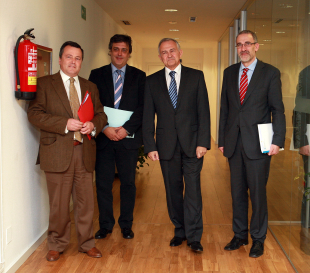 Primeira xuntanza de traspaso de poderes: á esquerda da imaxe, Agustín Hernández, xunto a Pedro Puy, Méndez Romeu e Gumersindo Guinarte