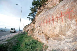 Unha imaxe da 'Volta dos Nove', coas nove cruces vermellas marcadas na pedra