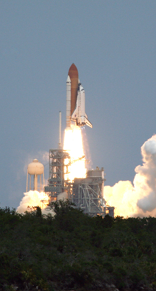 O transbordador Atlantis decolando na súa última misión espacial