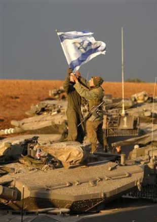 Soldados israelís, este luns na fronteira norte con Gaza