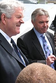 Rhodri Morgan (esquerda) e Ieuan Wyn Jones