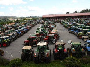 Salgueiriños é a base de operacións dos tractores chegados a Compostela