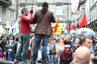 Concentración na Praza do Toural, en Compostela. O clown Iván Prado leu o manifesto