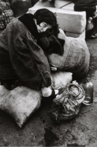 R. Capa. "Nena no centro de refuxiados de Barcelona". 1939