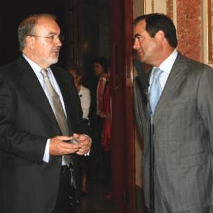 O ministro de Economía, Pedro Solbes, entregoulle a José Bono, presidente do Congreso, o borrador para a súa tramitación este martes