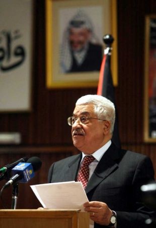 Mahmoud Abbas, presidente da ANP e líder de Al Fatah. Ao fondo, un retrato de Yasser Arafat